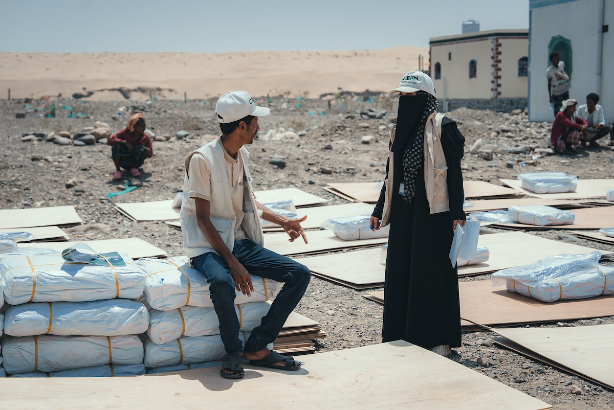 The Concern Yemen team distribute shelter materials to people affected by the sandstorm that struck Al Anad IDP Camp, Tuban District. (Photo: Ammar Khalaf/Concern Worldwide)