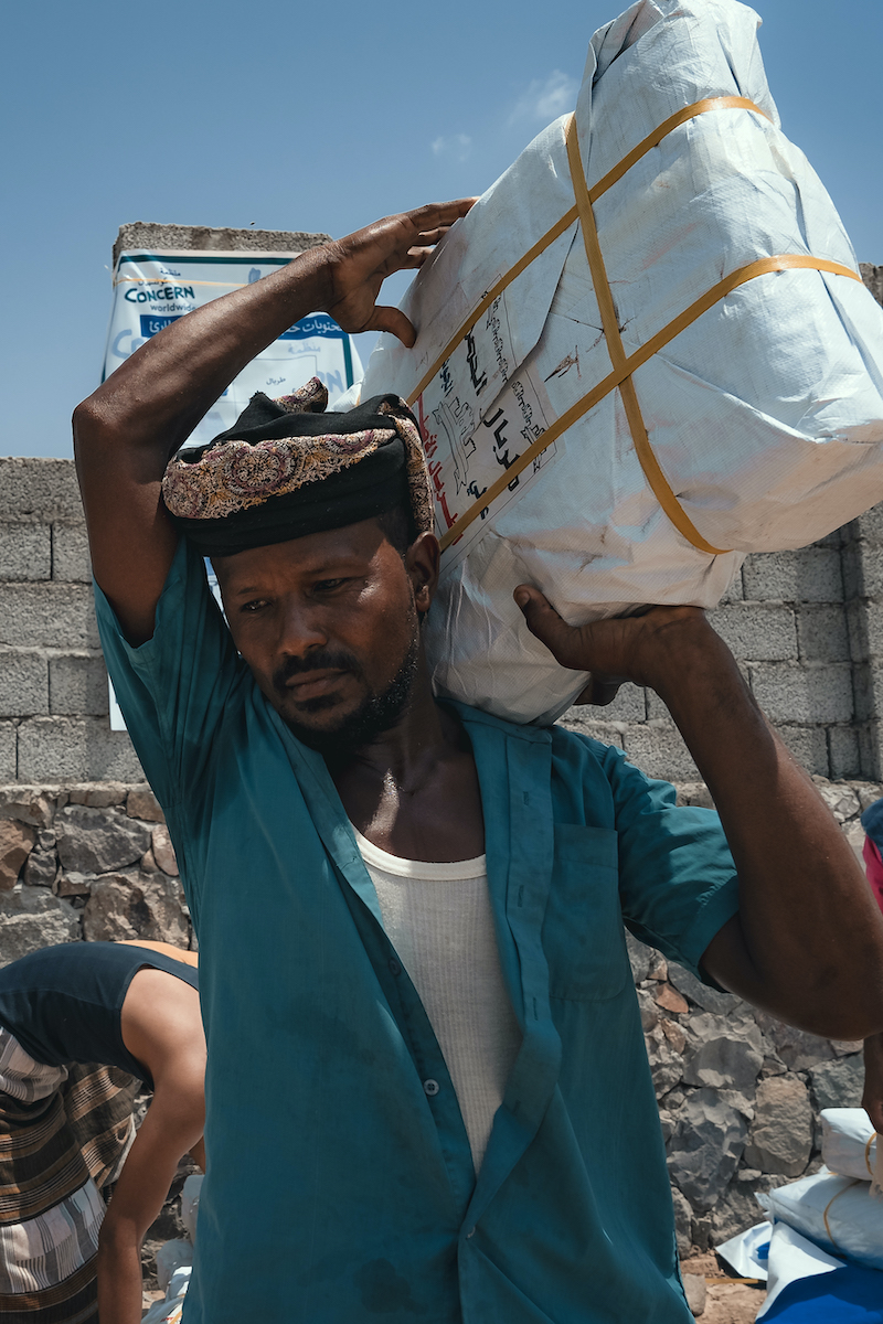 Concern team distribute shelter materials to people affected by the sandstorm that struck Al Anad IDP Camp, Tuban District. Photo: Ammar Khalaf/Concern Worldwide