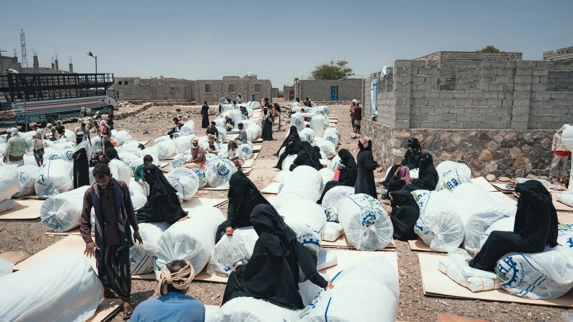 Concern team distribute shelter materials to people affected by a sandstorm that struck Al Anand IDP Camp in Tuban District, Yemen. (Photo: Ammar Khalaf/Concern Worldwide)