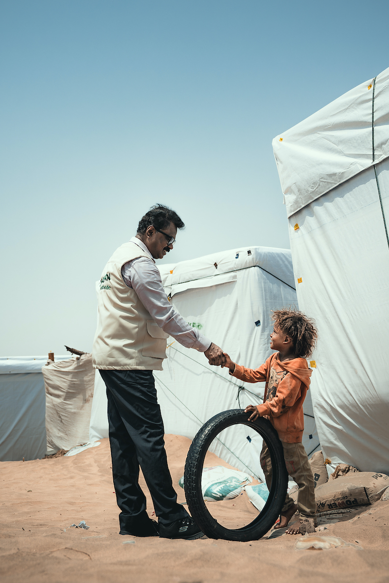 Concern team distribute shelter materials, water and sanitation support to people affected by the sandstorm that struck Al Anad IDP Camp, Tuban District. Concern provided tools for future repair and maintenance based on community feedback; solar light was installed by a water point and additional shelter for learning space where community volunteers can teach children. Photo: Ammar Khalaf/Concern Worldwide