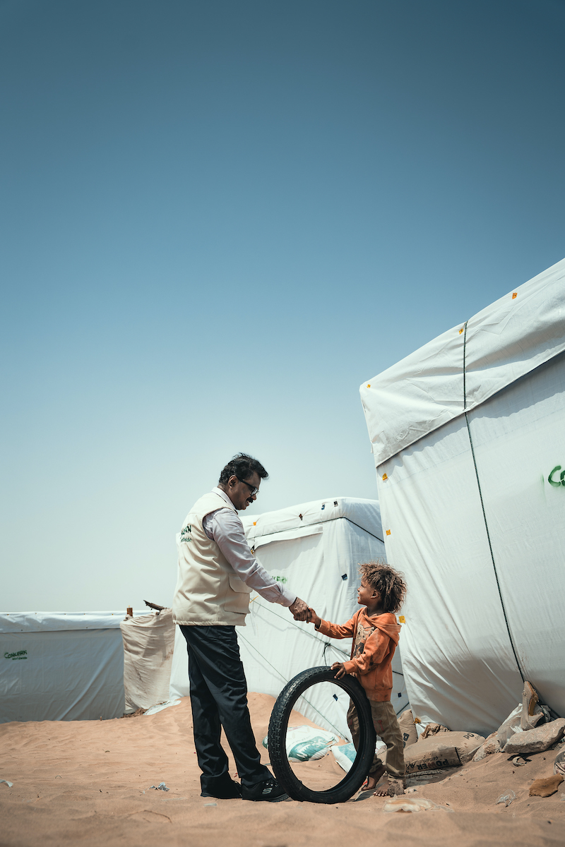 Concern team distribute shelter materials, water and sanitation support to people affected by the sandstorm that struck Al Anad IDP Camp, Tuban District, Yemen. (Photo: Ammar Khalaf/Concern Worldwide)