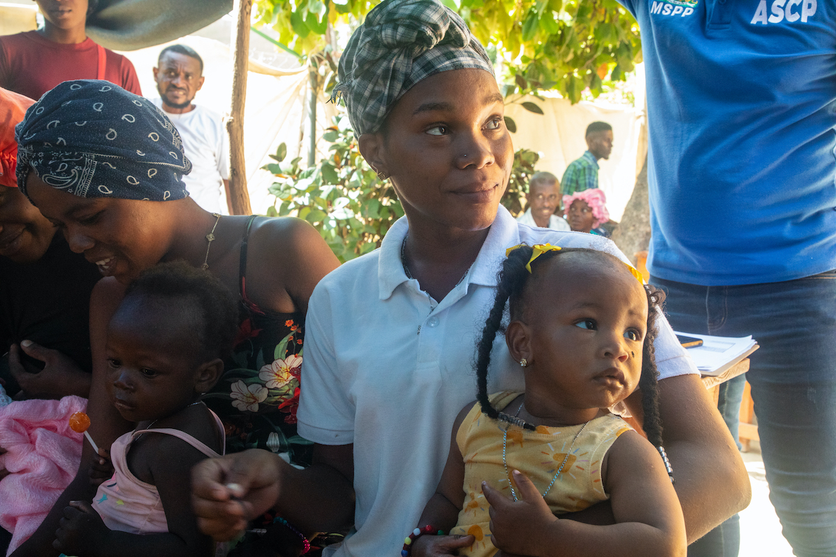 A cooking demonstration shows Manje Byen participants how to make nutritious meals for their families at home. (Photos: Jon Hozier-Byrne/Concern Worldwide)