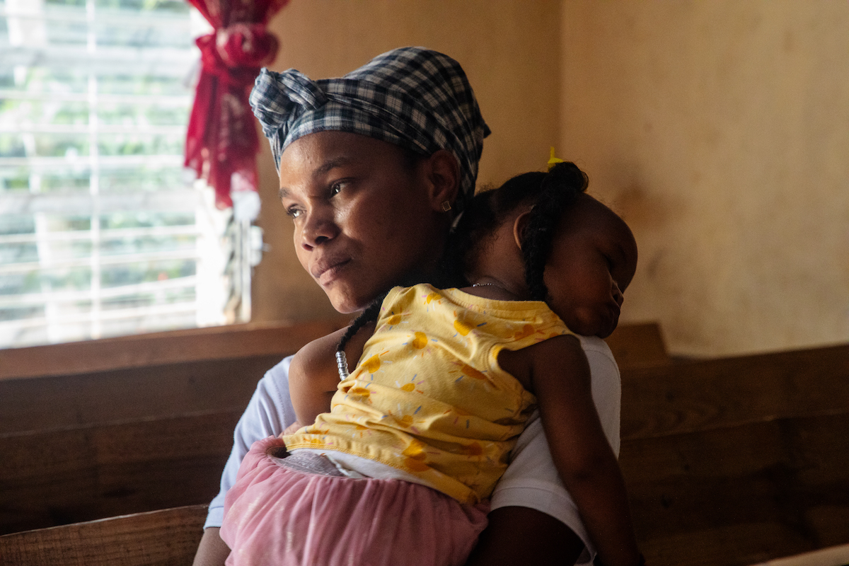 Mother-of-three Williana* (24) attends a cooking demonstration with her daughter Rosina* in Cité Soleil. Williana* is part of a weekly mother-to-mother group that is supported under Manje Byen Lespri ak Ko Djanm. (Photo: Jon Hozier-Byrne/Concern Worldwide