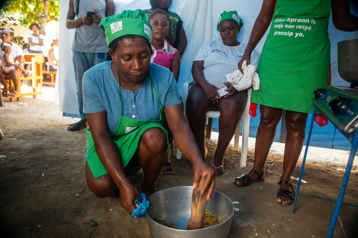 A cooking demonstration shows Manje Byen participants how to make nutritious meals for their families at home. (Photos: Jon Hozier-Byrne/Concern Worldwide)