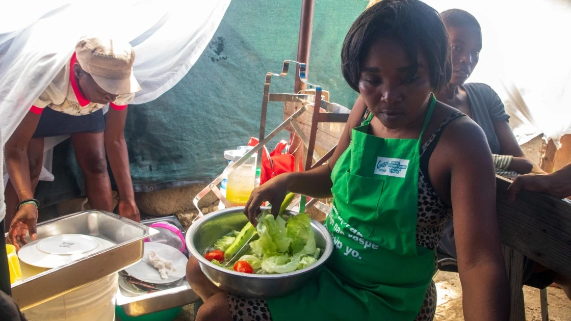 A food demonstration in Cité Soleil, Port-au-Prince. Photo: Jon Hozier-Byrne/Concern Worldwide