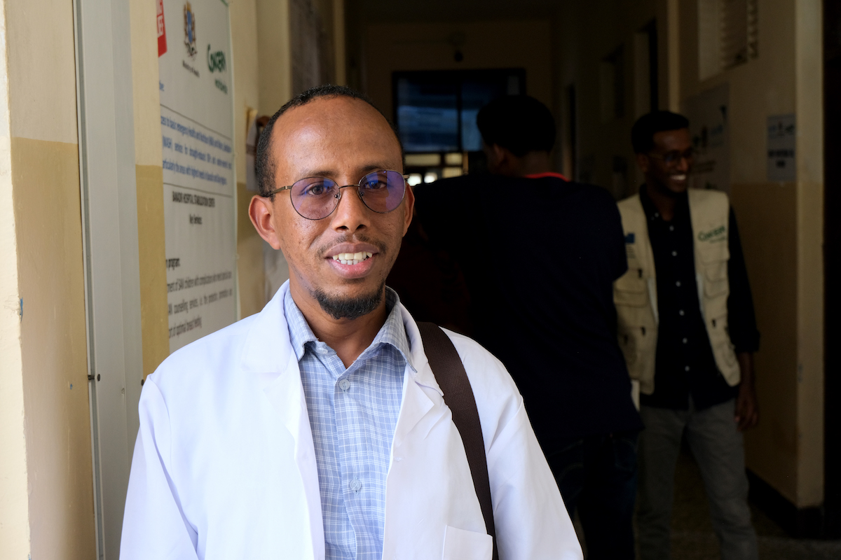 “My favorite part of the job is seeing struggling mothers and their children get the help they need,” says Siinka Dheer supervisor Muqtar Deerow Luqman. “Watching their progress and seeing them regain their health is the most rewarding experience for me.” (Photo: Hugh Golden/Concern Worldwide)