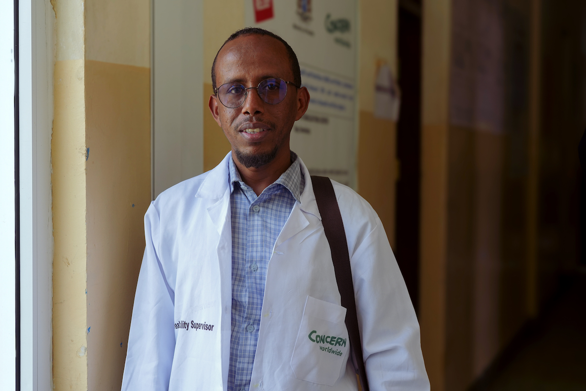 Muqtar Deeroq Luqman, Senior Supervisor at Siinka Dheer Health Center in Afgooye, Somalia. “A normal day in Siinka Dheer is busy and challenging.” (Photo: Hugh Golden/Concern Worldwide)