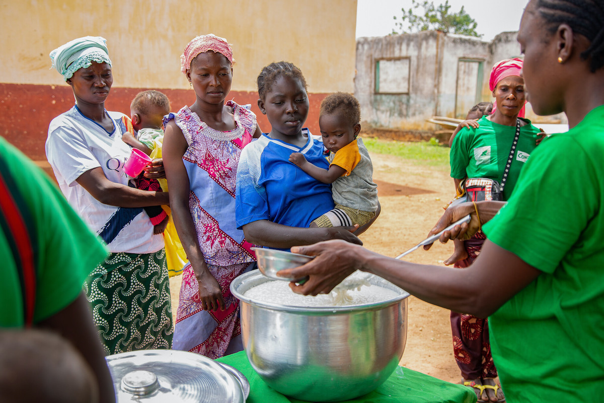 A cooking demonstration for Concern's fortified flour in Central African Republic. (Photos: Mussa Uwitonze/Arete/Concern Worldwide)
