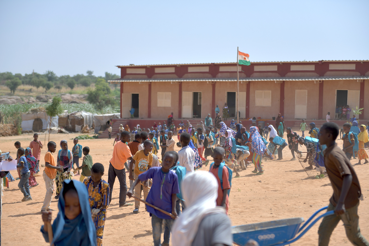 Students in Tillabéry help clean up their schoolyard with supplies provided by Concern Worldwide as part of Learning Together. (Photo: Concern Worldwide)