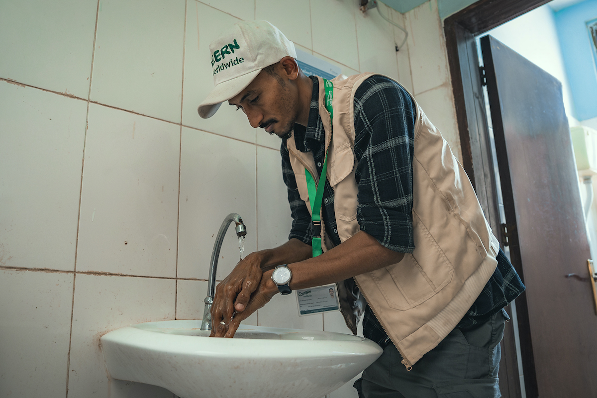 Concern Health and Nutrition Officer Saleh Hassan at the hand-washing station repaired by Concern in one of the health facilities in a remote village where Concern’s local partner, Yemen Family Care Association (YFCA), provides integrated health and nutrition services in Taiz Governorate, Yemen. (Photo: Concern Worldwide)