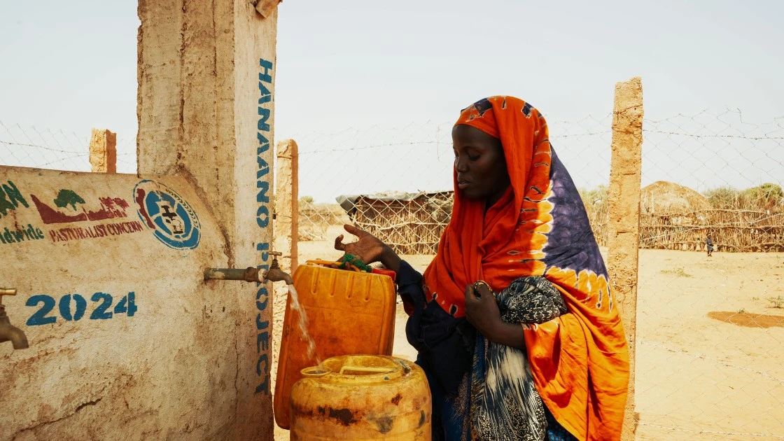 Binta Feriahmed (35) mother of eight, lives in Dollo Bay Wordea, Afder Zone in the Somali Region Ethiopia. She joined the Hanaano programme and is now (among other things) able to collect clean water closer to home.