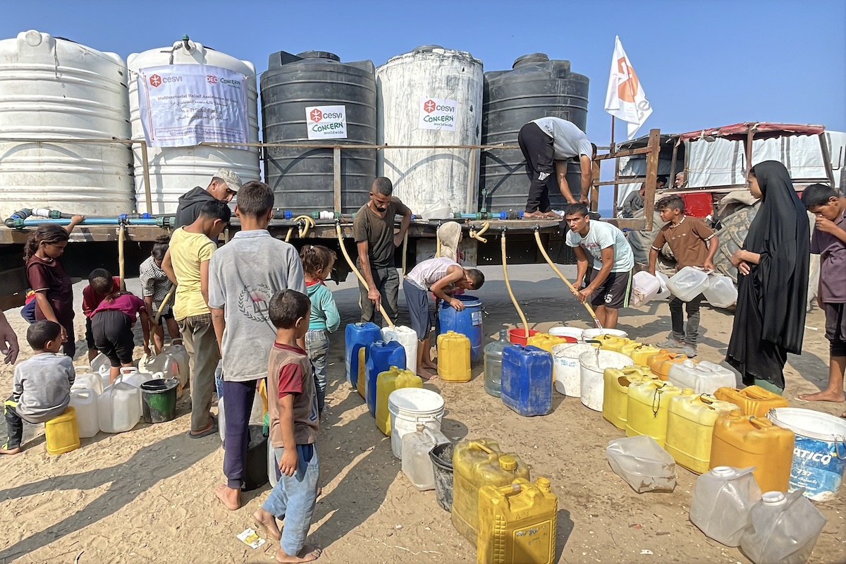 With support from Concern, CESVI distributes over 1,300 gallons of water daily to Al-Zawaida in Gaza. (Photo: CESVI/Concern Worldwide)