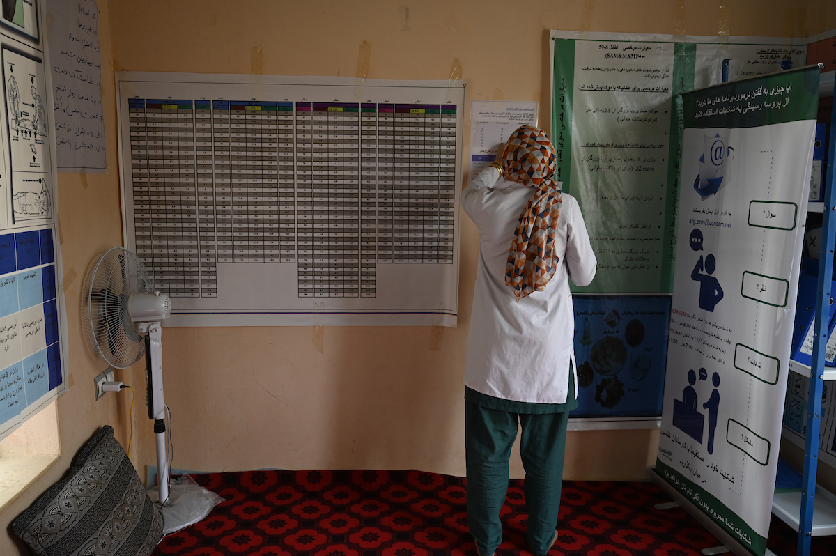 A midwife at work in the Hazar Somoch Clinic. (Photo: Nava Jamshidi/Concern Worldwide)