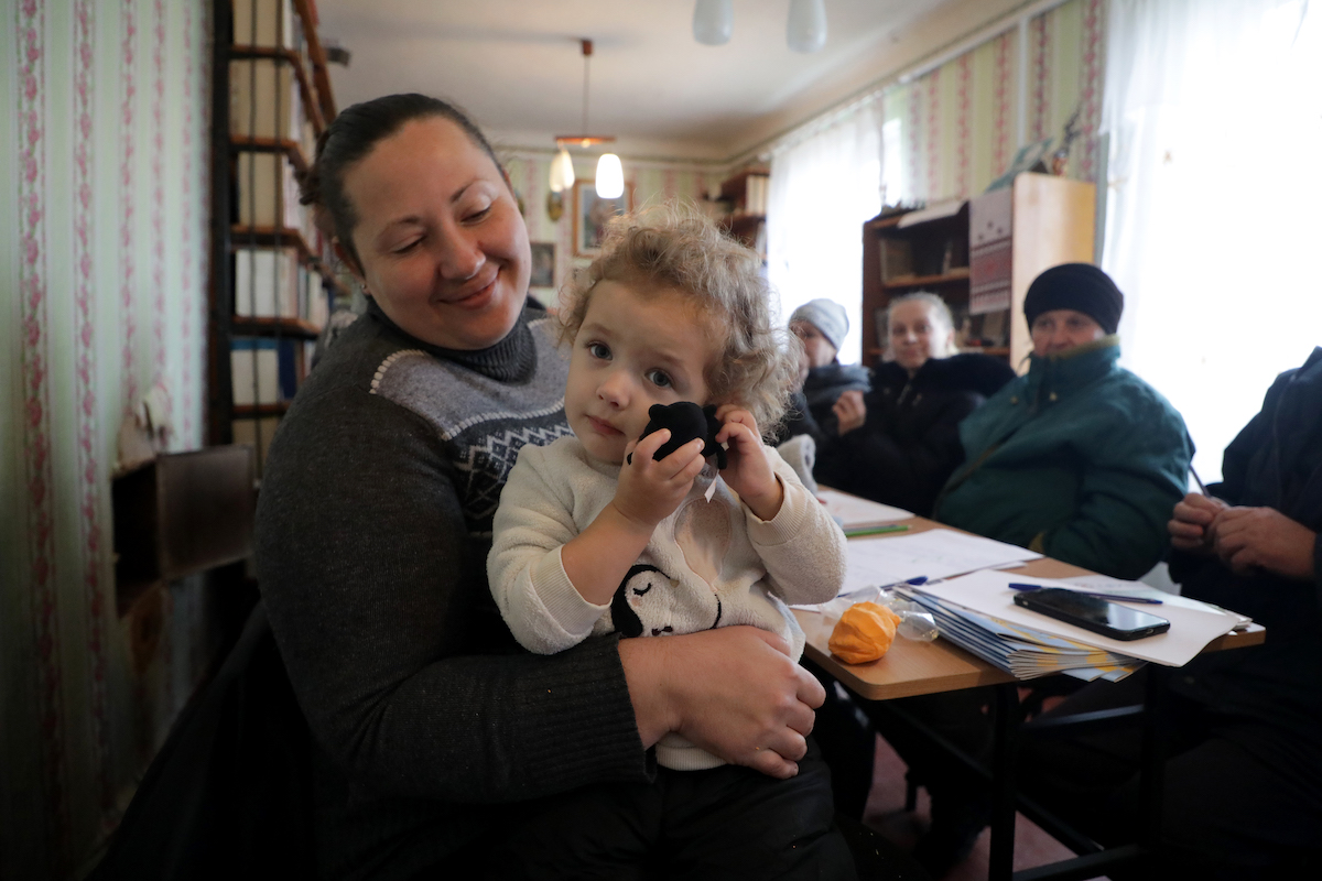 Larysa* (38) and her youngest daughter Daniela* visit an adult PSS session in Mala Rohozyanka, Kharkiv Oblast. Photo: Jon Hozier-Byrne/Concern Worldwide