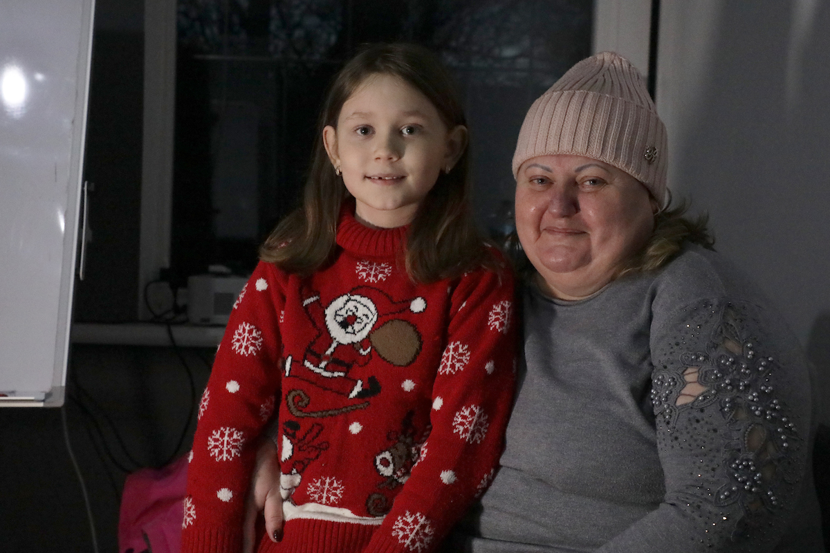 Victoria* and her eight-year-old daughter, Yana*. They live in the small city of Slobozhanske, about an hour away from Kharkiv city and close to the frontlines of conflict. (Photo: Jon Hozier-Byrne/Concern Worldwide)