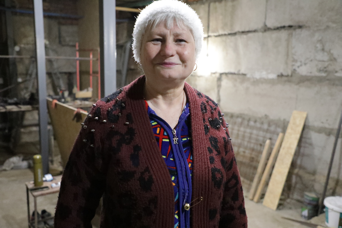 Khrystyna* (63) in a bunker in Izium, Kharkiv. Khrystyna* and her neighbors lived in this basement for four months at the start of the war. Now, with a cash transfer from JERU, they are refurnishing the basement into a shelter. She hopes she will never have to use it. Photo: Jon Hozier-Byrne/Concern Worldwide