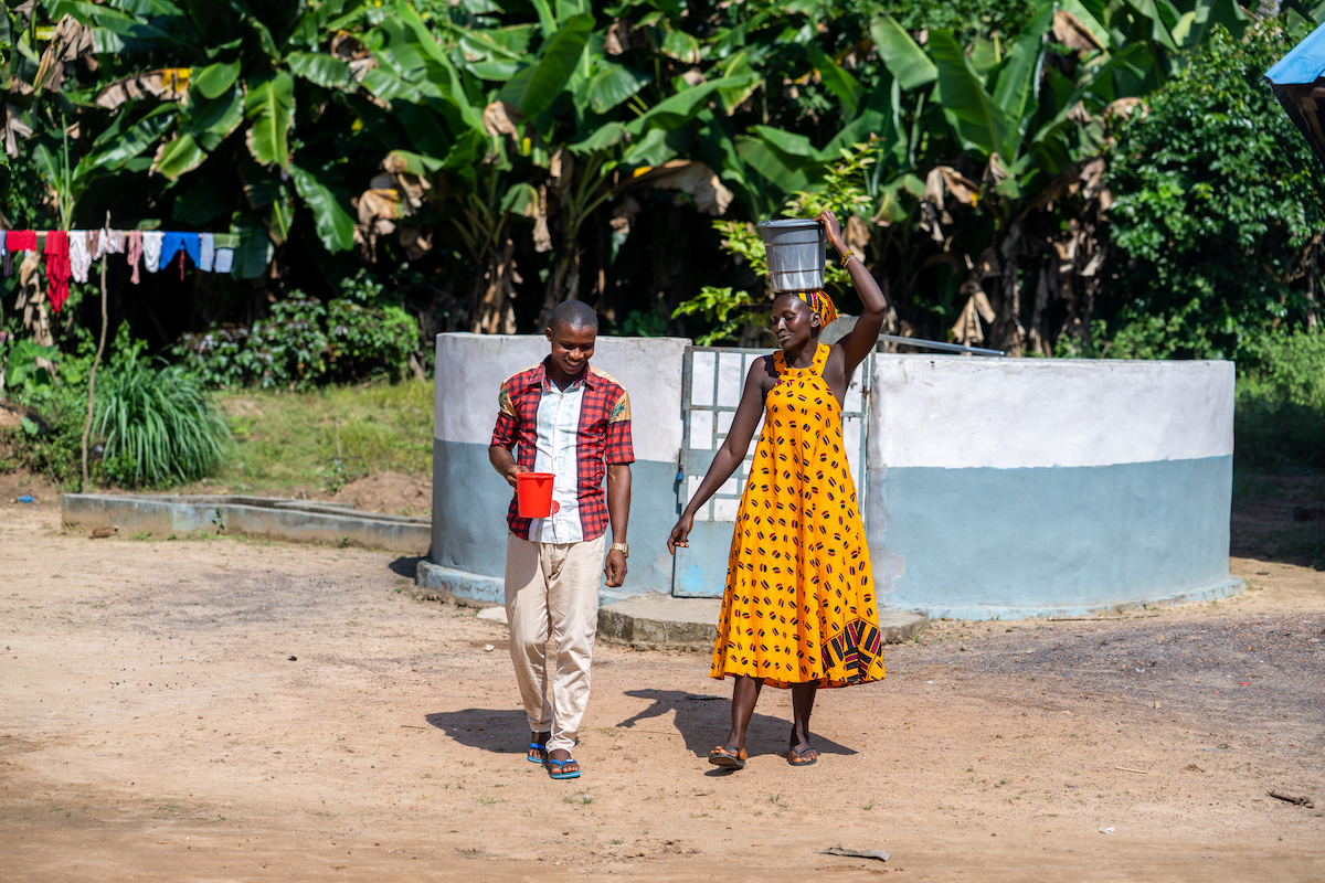 Issa K. Conteh and Agnes G. Sesay at the community water pump in Mathoranka Community, Sierra Leone. Photo: Eugene Ikua/Concern Worldwide