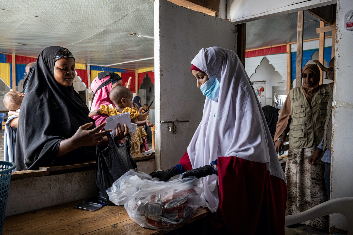 Mothers wait with their babies to be given ready-to-use therapeutic food (RUTF) at Siinka-Dheer Health Center. These sachets of peanut paste are part of the standard treatment for acute malnutrition. (Photo: Ed Ram/Concern Worldwide)
