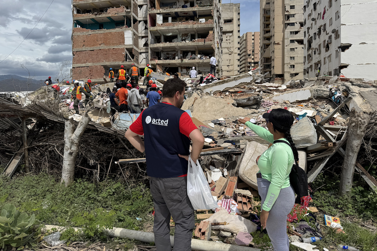 Members of Concern partner ACTED survey buildings in Catia La Mar in La Guaira, Vneezuela. Our colleagues have made two assessments and are planning food distribution in La Guaira as a first response. (Photo: ACTED)