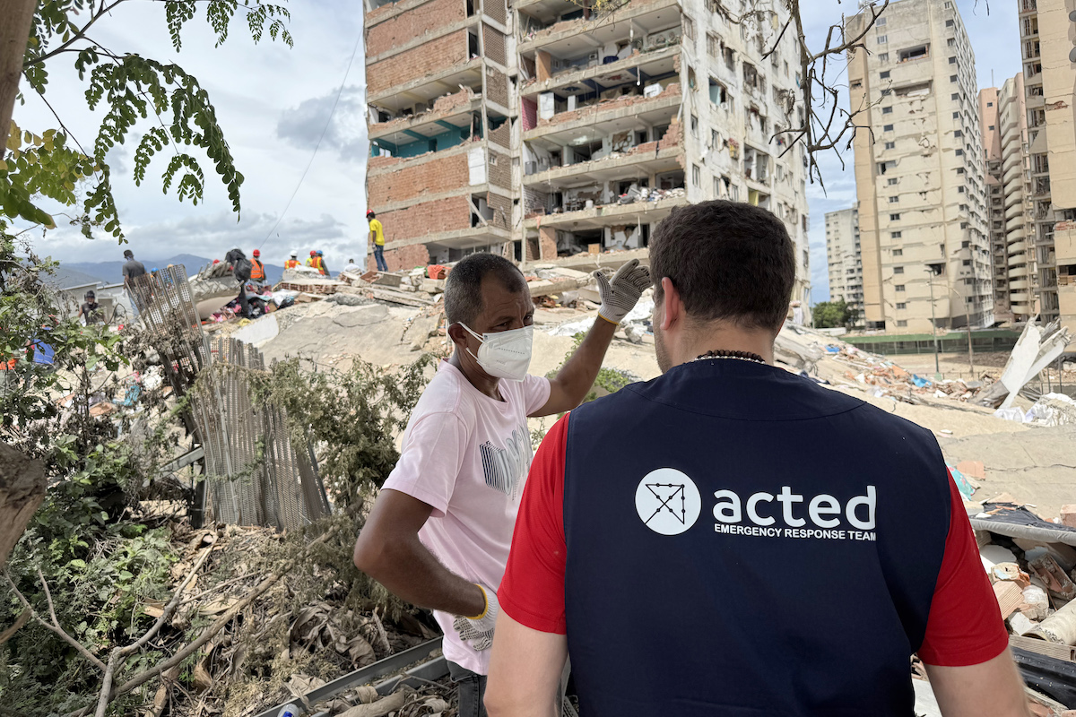 Members of Concern partner ACTED survey buildings in Catia La Mar in La Guaira, Vneezuela. Our colleagues have made two assessments and are planning food distribution in La Guaira as a first response. (Photo: ACTED)