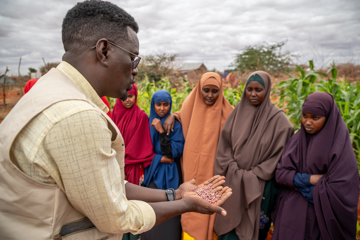 Abdirahman Abdullahi, a staff member of Hanaano partner Lifeline Gedo, conducts a workshop and distributes seeds in Somalia's Dolow District.