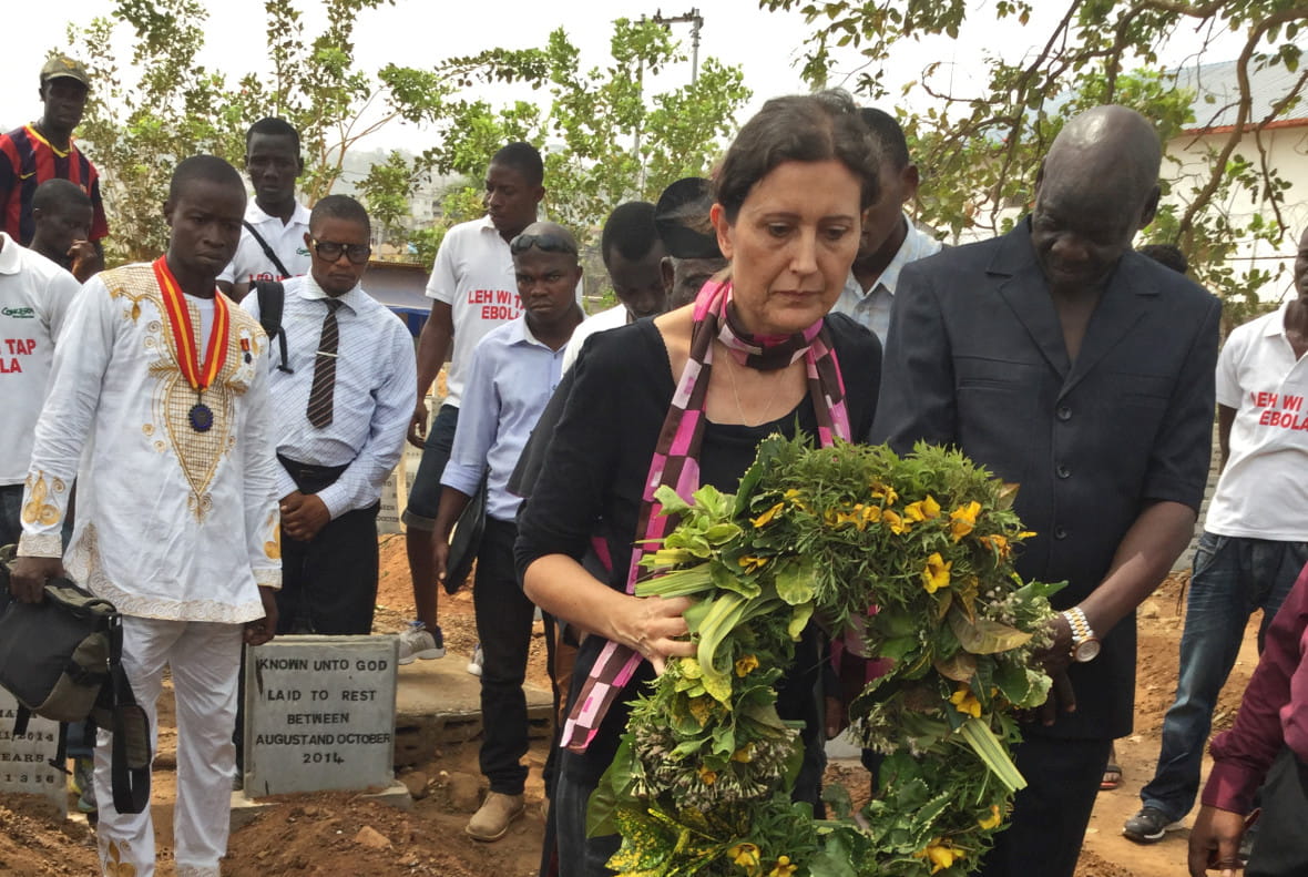 Fiona McLysaght, Country Director for Concern Sierra Leone, lays a wreath on one of the graves marked as “Known to God” (name of person unknown) at a ceremony formally handing Kingtom Cemetery back to the Freetown City Council.