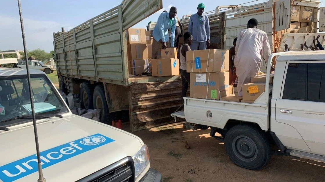 UNICEF and Concern load supplies from the truck