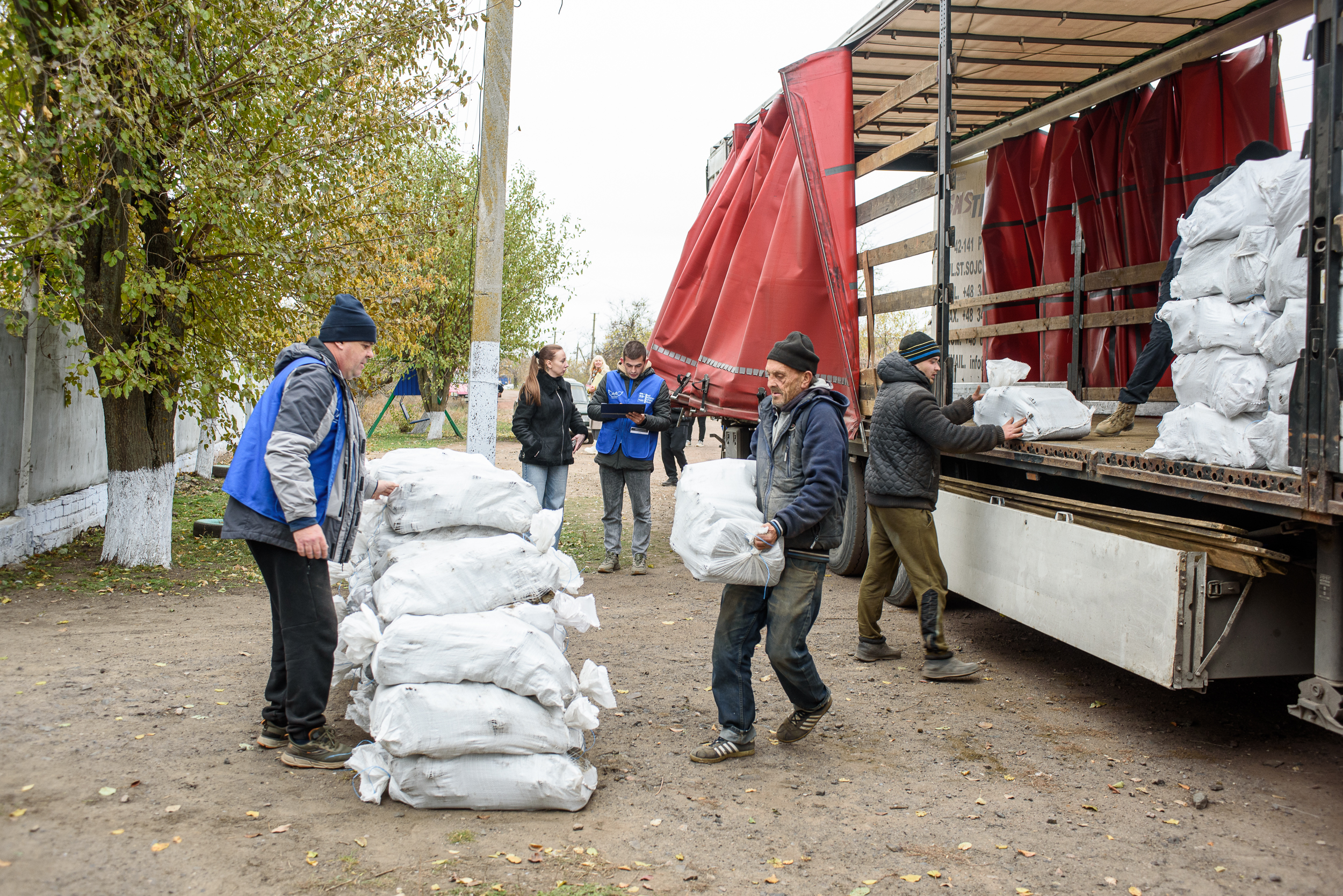 Ukrainian national partner ‘Angels of Salvation’ go door to door in Mykolaiv Oblast distributing winter fuel to vulnerable households. Photo: Dmytro Sazonov/Concern Worldwide