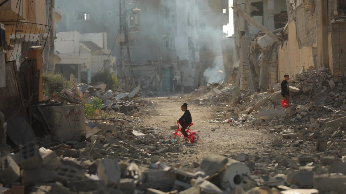Displaced Palestinians, taking refuge in Bureij Refugee Camp, start to return their houses after the announcement of a temporary ceasefire. (Photo: Anadolu/Getty Images)